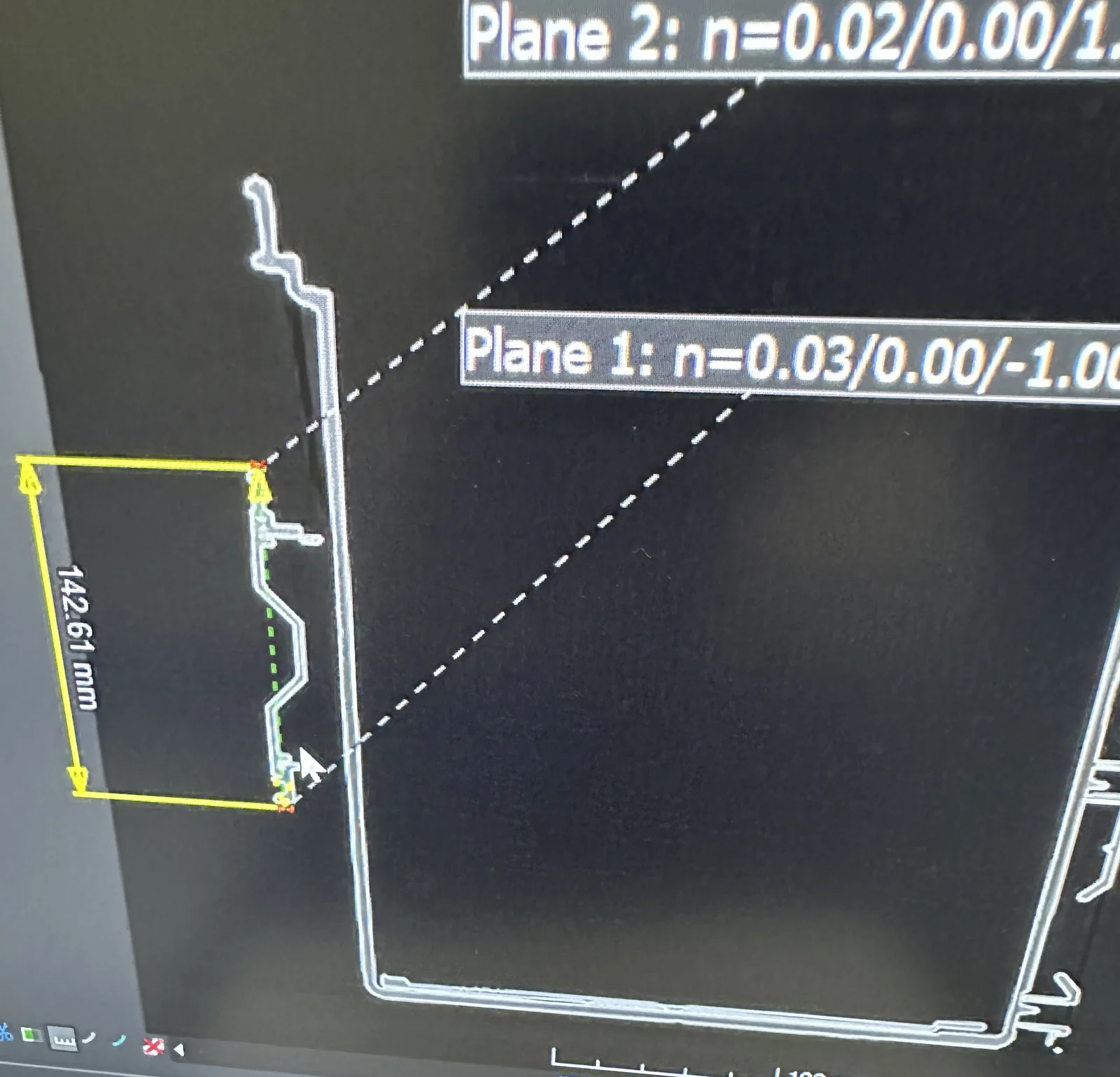 3D CT 비파괴 치수정밀도 검사 — 프로파일 단면에 Plane 1·Plane 2 데이텀을 설정하고 142.61 mm 구간을 실측한 VGSTUDIO 화면