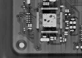 3D CT 비파괴 PCB 검사 — IC 패키지 중앙 패드 솔더 내부 보이드(Void)가 드러난 X선 CT 영상